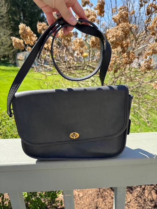 Coach Handbags - Vintage 1994 Coach City Bag Black Leather Shoulder Bag with Gold Turnlock